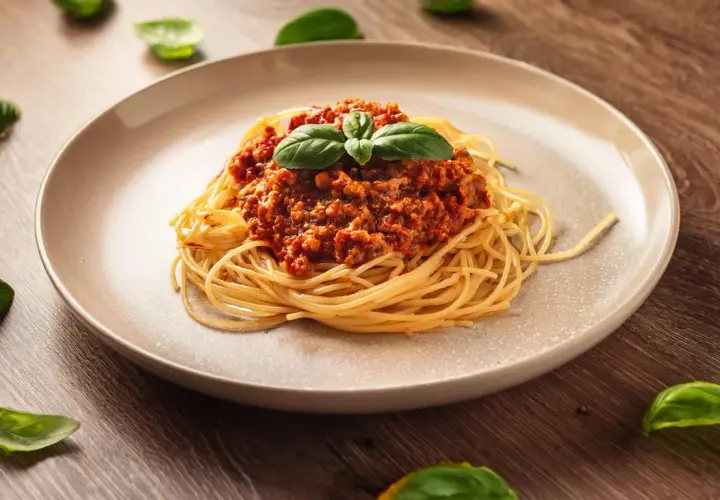 Pyszne spaghetti bolognese, idealne na szybki obiad. Ten prosty spaghetti przepis zachwyci każdego!