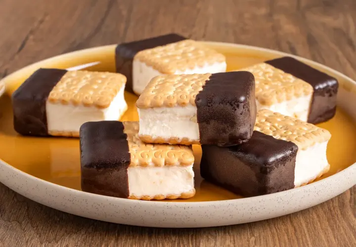 Biscotti gelato con oro Saiwa, una ricetta golosa: biscotti secchi ripieni di gelato e ricoperti di cioccolato fondente.