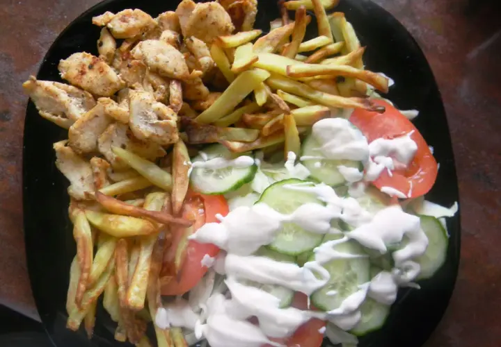 Ile kalorii ma kebab z frytkami? Zaskakujące różnice w kaloryczności