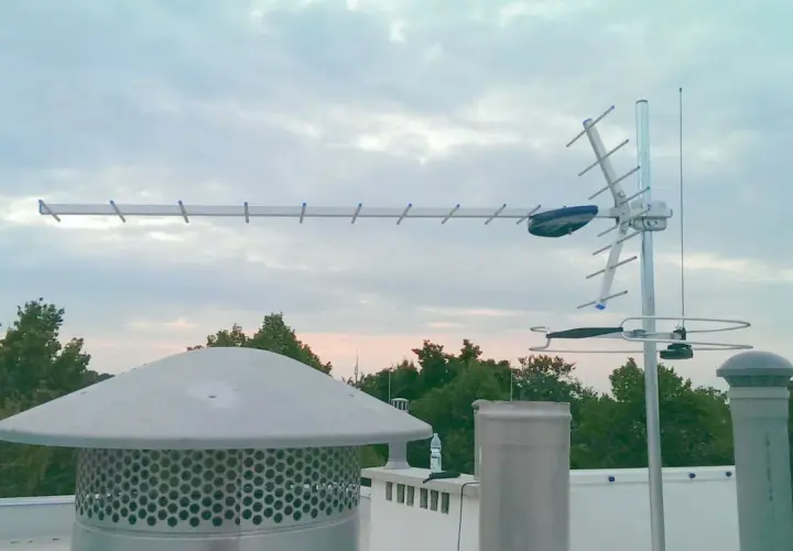 Anteny na dachu, gotowe do odbioru sygnału telewizji naziemnej. Wskazówki, jak znaleźć sygnał, są kluczowe dla dobrego obrazu.