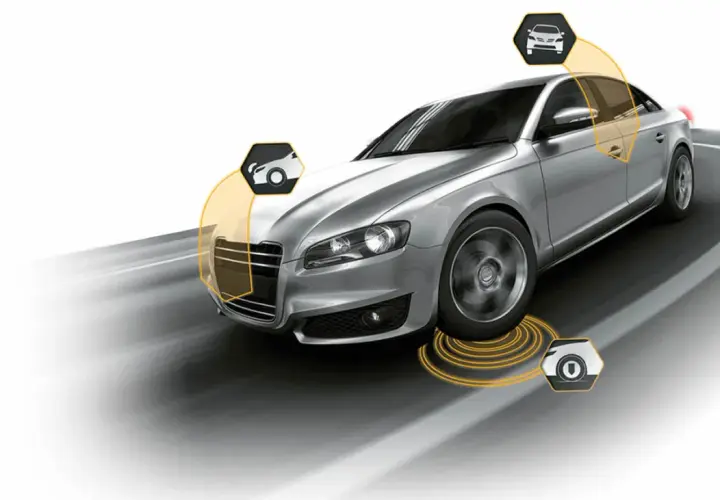 Coche plateado en movimiento, con iconos que sugieren sistemas de asistencia y el concepto de alineamiento de ruedas para un viaje seguro.