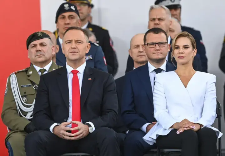 Prezydent Duda i Pierwsza Dama podczas uroczystości. Czy urząd prezydenta zostanie pozbawiony części uprawnień w nowelizacji konstytucji?