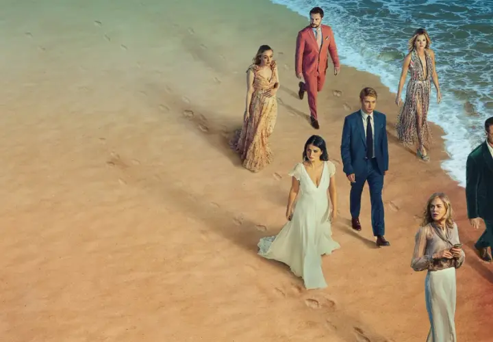 En grupp människor i eleganta kläder på en strand. Kanske är de det perfekta paret, eller så döljer de en hemlighet.