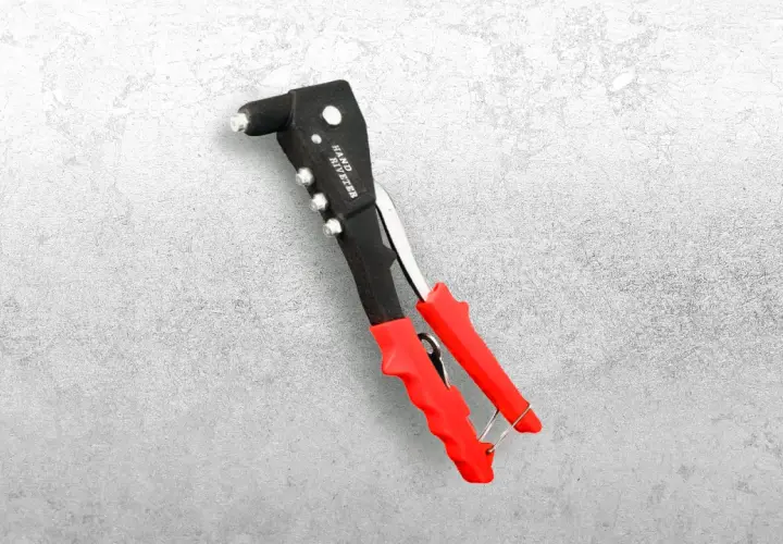 Remachadora manual con mangos rojos. Así es cómo funciona una remachadora para unir materiales.