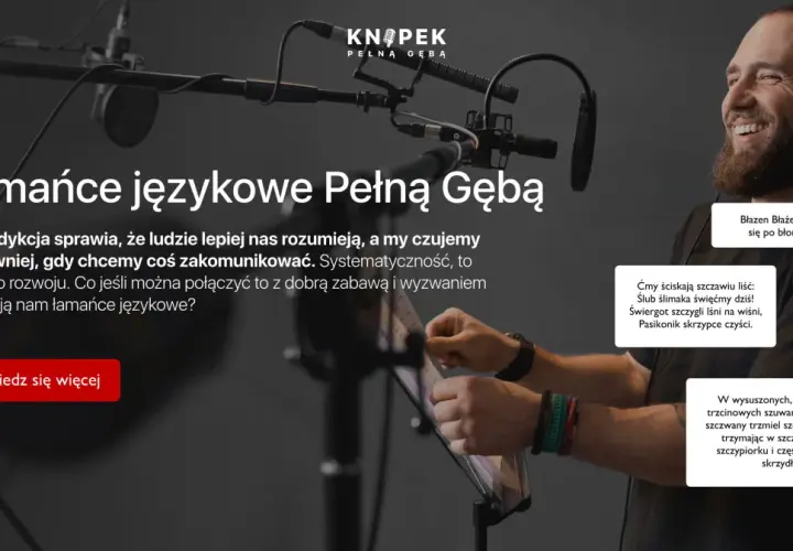 Uśmiechnięty mężczyzna w słuchawkach ćwiczy logopedyczne łamańce językowe, poprawiając dykcję.