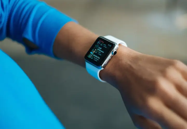 Smartband a smartwatch – jakie są różnice, a jakie podobieństwa?