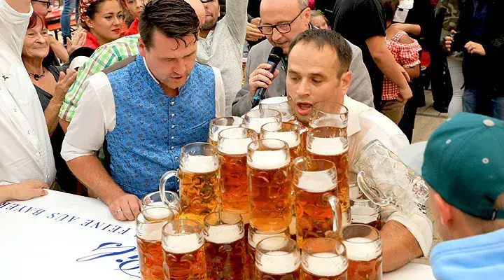 Co to jest Maßkrug i dlaczego tak drogo kosztuje na Oktoberfest?