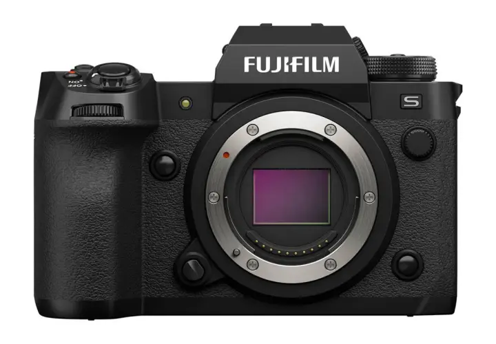 Czarny aparat Fujifilm XH2S z obiektywem.