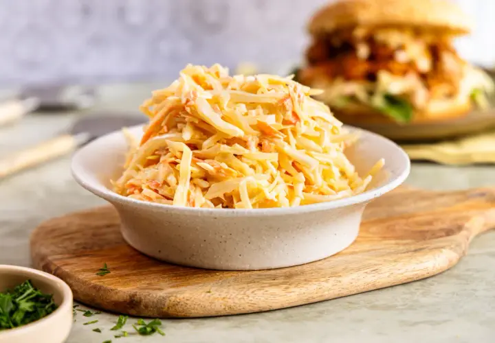 Frischer Krautsalat, perfekt für Ihr coleslaw rezept. Cremig und knackig, eine köstliche Beilage.
