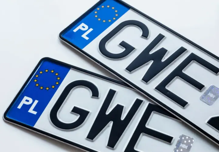 Dwie polskie tablice rejestracyjne z literami "GWE". Gotowe do fsd rejestracji pojazdu.