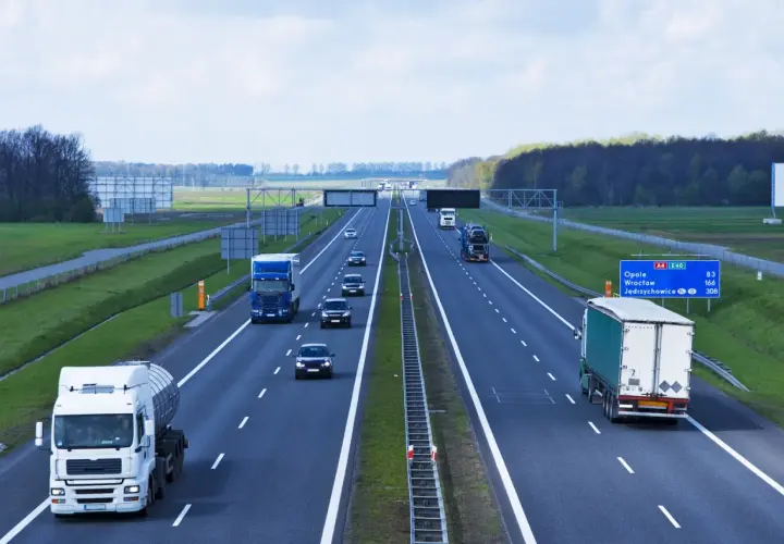 Na autostradzie A4, gdzie można jechać z różną prędkością, poruszają się ciężarówki i samochody osobowe.