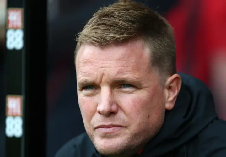 Eddie Howe, trener Newcastle, zamyślony na ławce rezerwowych.