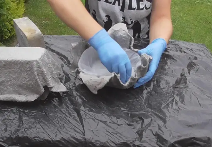 Jak zrobić kwietnik z jeansów i cementu? Trwały DIY krok po kroku