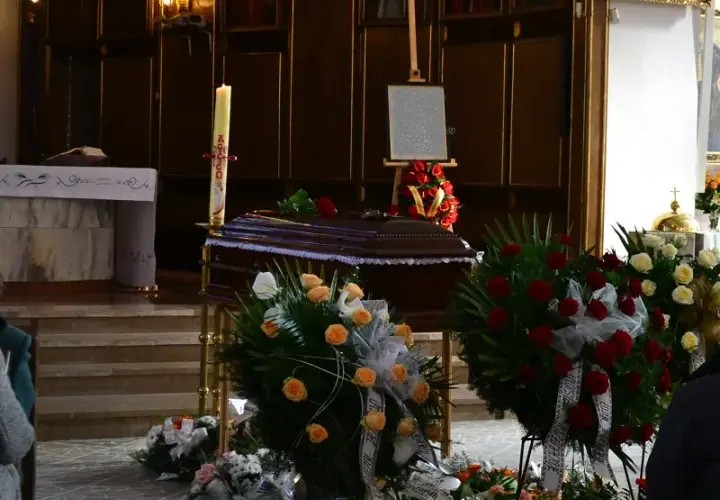 Jak ustawić trumnę w kościele, aby oddać szacunek zmarłemu?