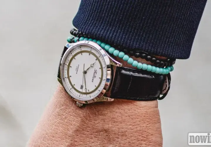 Zegarek męski skórzany pasek: wybierz idealny model i stylizuj z klasą
