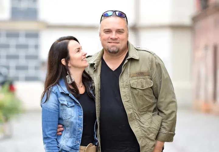 Krystyna Cugowska i Wojciech Cugowski stoją objęci, uśmiechając się do siebie.