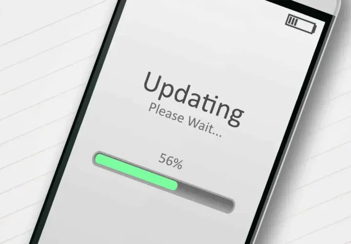 Ekran telefonu z napisem "Updating" i paskiem postępu 56%.