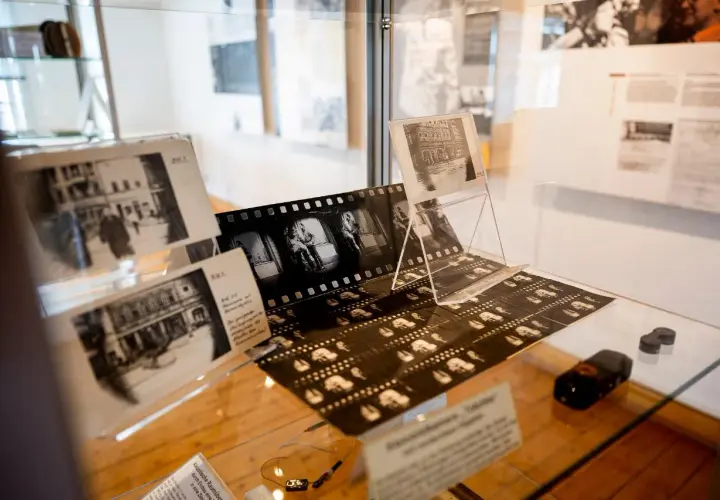 Im Stasi Museum Erfurt: Filmstreifen und Fotos zeigen die Überwachung. Einblicke in die Vergangenheit.