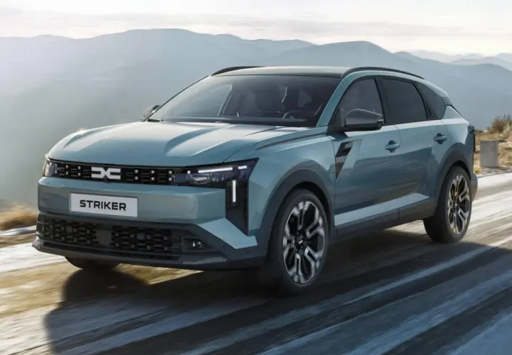 Dacia c neo, un SUV moderno, attraversa un paesaggio montano innevato.