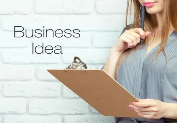 Kobieta z długopisem zastanawia się nad "Business Idea". Jak napisać biznesplan?