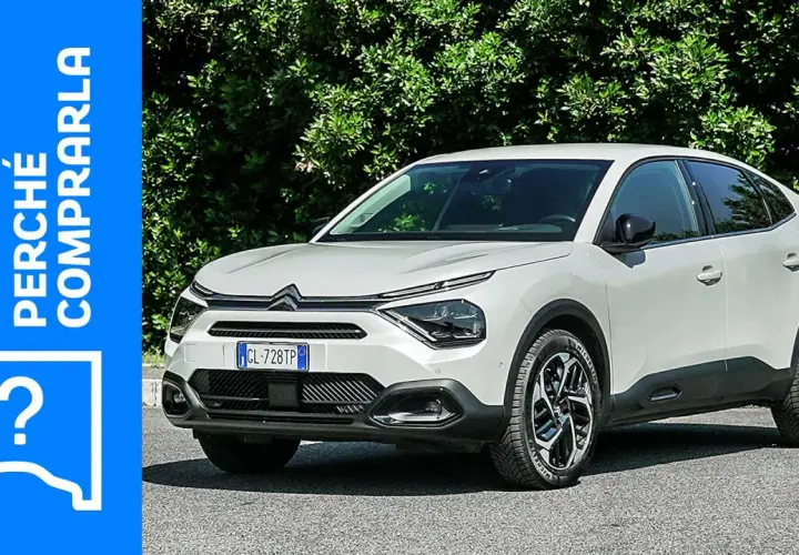 Citroën C4, un'auto grande e moderna, con un design audace e un'icona a punto interrogativo.