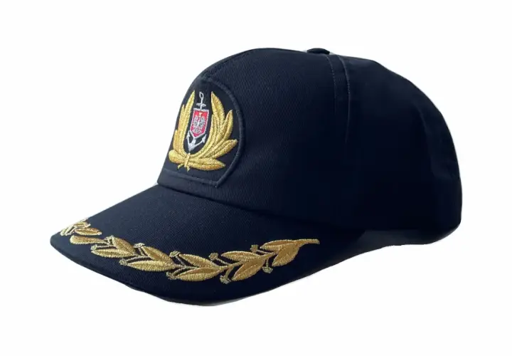Granatowa czapka z wyszywanym godłem i złotym wieńcem laurowym. Elegancki cap, idealny na specjalne okazje.