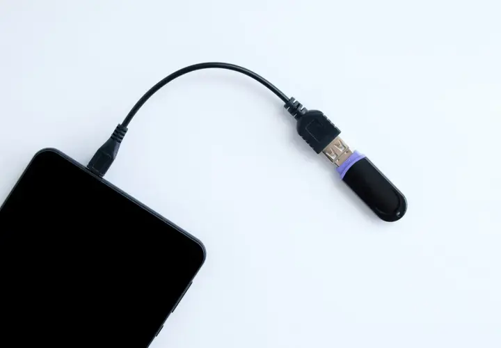 Pendrive w telefonie? Podłącz Androida i iPhone'a bez problemu!
