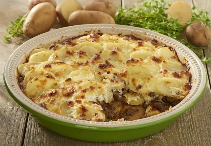 Zapiekanka z mięsem mielonym i ziemniakami: przepis krok po kroku