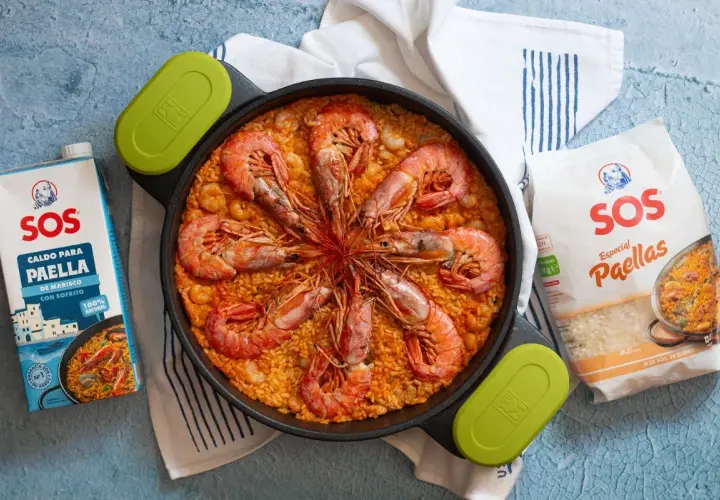 Paella con gambas, lista para disfrutar. Acompañada de caldo y arroz especial para paellas SOS.