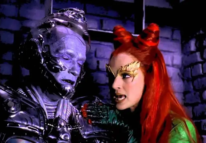 Poison Ivy, l'actrice aux cheveux roux et au costume vert, parle à Mr Freeze.