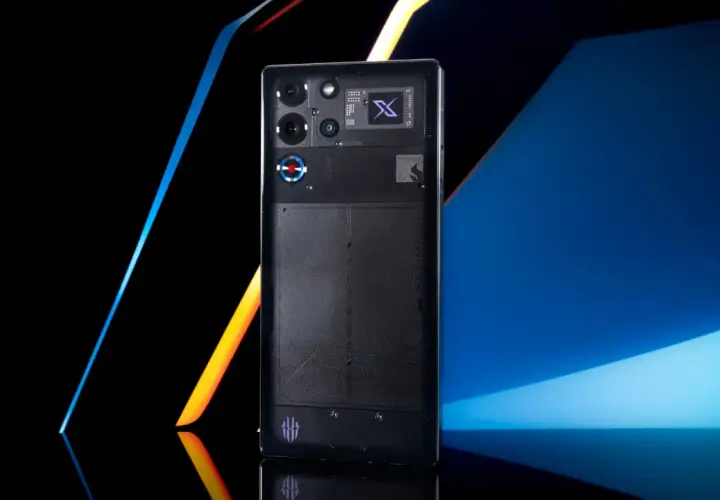 Elegancki tył smartfona redmagic 10 pro z widocznym procesorem i modułem aparatu.