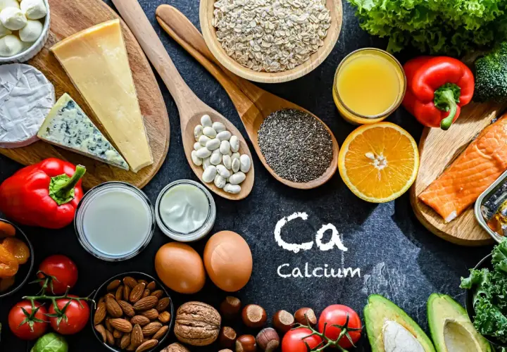 Kalziumreiche Lebensmittel wie Käse, Milch, Sardinen und Nüsse. Achten Sie auf diese, um Calciummangel Symptome vorzubeugen.