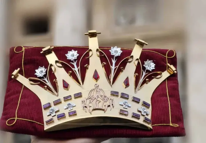 Goldene Tiara Papst, verziert mit Edelsteinen und Blumen, ruht auf einem roten Samtkissen.