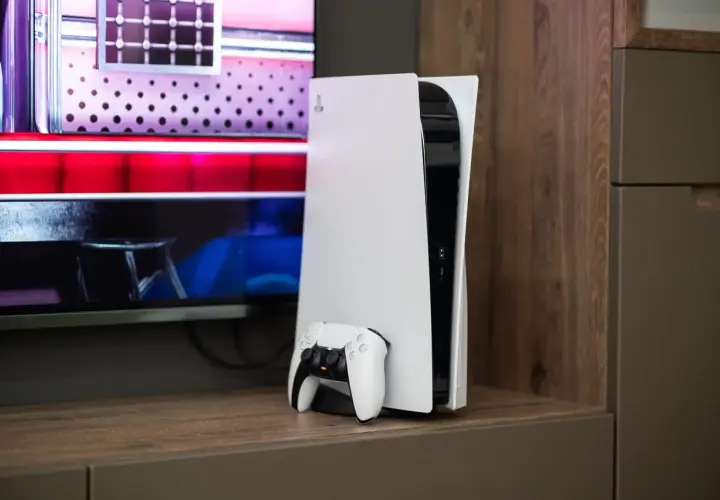 Konsola PlayStation 5 z kontrolerem DualSense gotowa do akcji. Czas na nowe gry PS5!