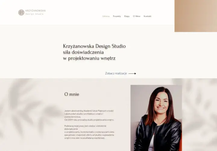 Uśmiechnięta kobieta w czarnej ramonesce, logo studia projektowego.