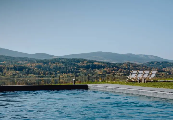 Basen z widokiem na jezioro i wzgórza Karkonoszy. Idealne miejsce na relaks w Lake Hill Resort & Spa.