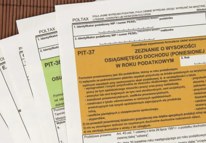 Formularze PIT-37 i PIT-36, dokumenty niezbędne do rozliczenia dochodów i zgłoszenia zmiany rezydencji podatkowej.