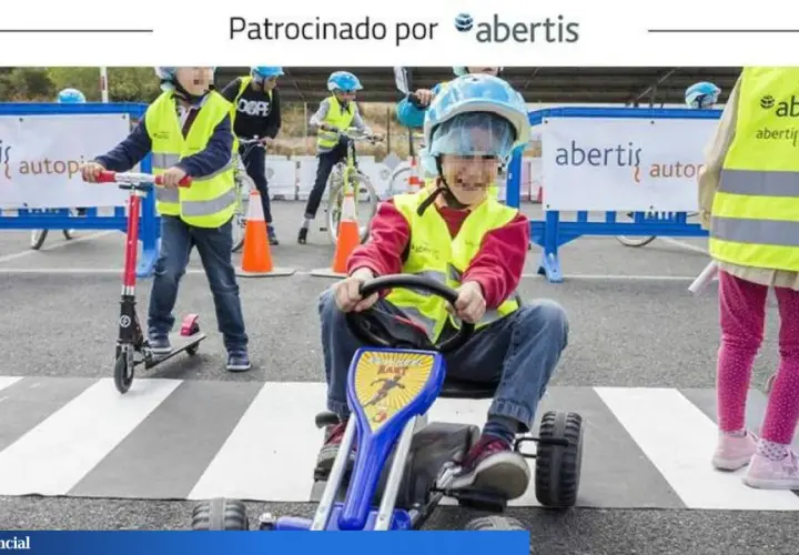 Niños aprenden seguridad vial en actividades educativas. Un niño en un kart, otro en patinete y otros en bicicleta, todos con chalecos reflectantes.