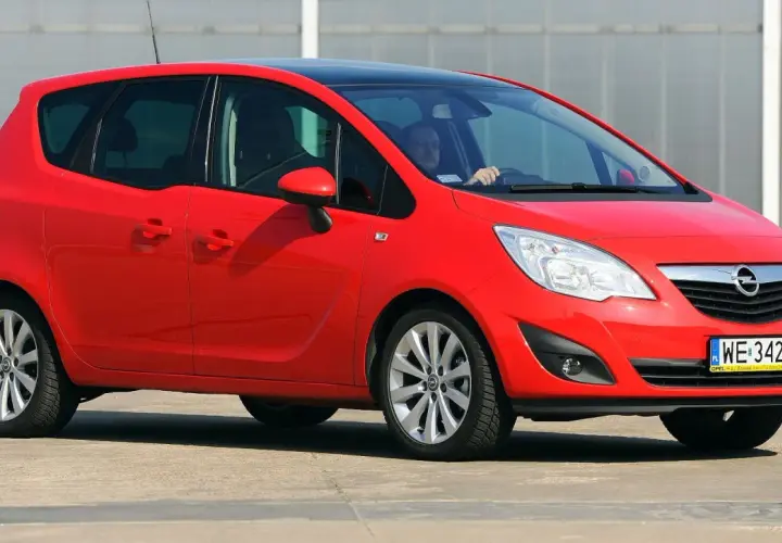 Czerwony Opel Meriva 1.7 CDTI z czarnym dachem, zaparkowany na zewnątrz.