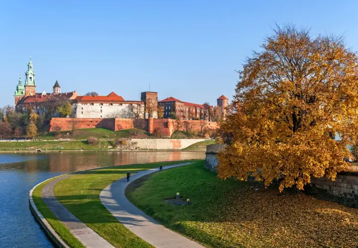 Jesień nad Wisłą, Wawel w tle. Idealne miejsce na tani wypad na weekend w Polsce.