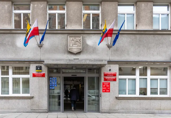 Urząd Miasta Katowice, z flagami Polski i UE. Szukasz kontaktu do Platformy Obywatelskiej w Katowicach? Tu znajdziesz informacje.