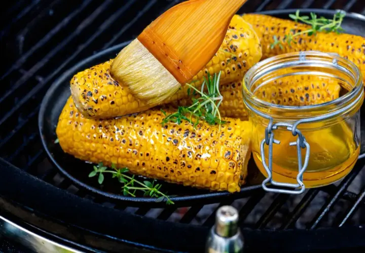 Grilla majskolv på grillen, pensla med smält smör och garnera med färska örter. En härlig sommardessert!