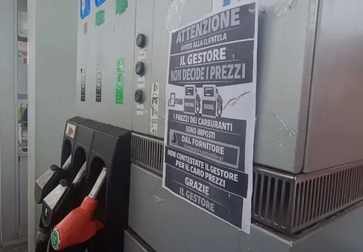 Avviso alla pompa di benzina: "Il gestore non decide i prezzi". L'aumento diesel e benzina è imposto dal fornitore.
