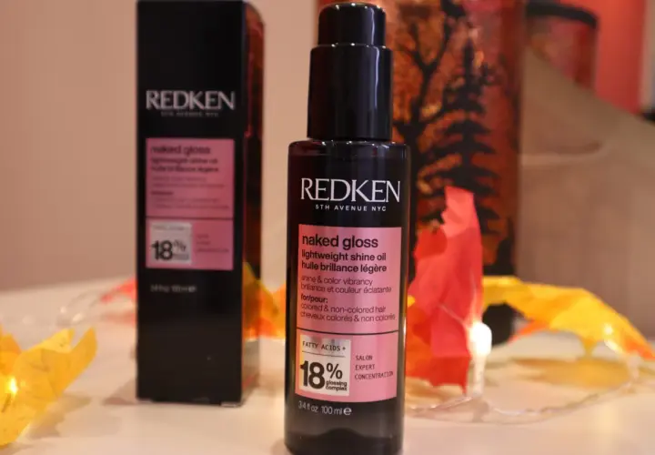 Dwa opakowania olejków do włosów Redken Naked Gloss, które nadają blask i witalność.