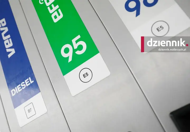 Dwa dystrybutory paliwa: jeden z napisem "Diesel B7", drugi z zielonym oznaczeniem "95 E5".