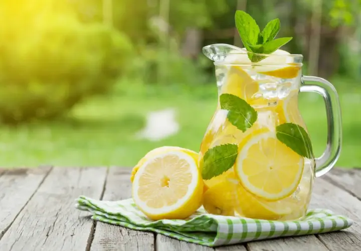 Orzeźwiająca lemoniada z cytryn i mięty w dzbanku, idealna na lato. Prosty przepis na domową lemoniadę.