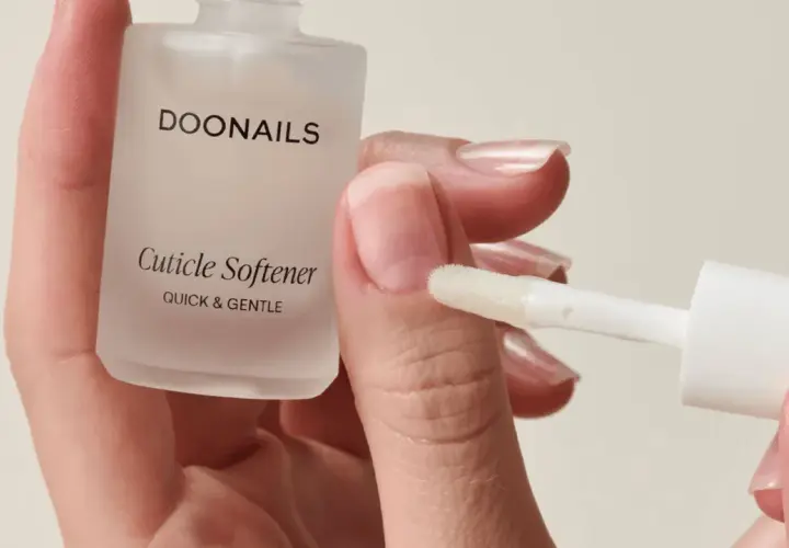 Applicazione di un prodotto per ammorbidire le cuticole, un modo naturale per prendersi cura delle unghie.