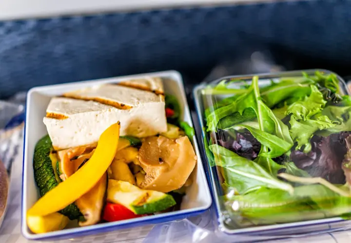 Idealne jedzenie na wyjazd bez lodówki: grillowany tofu z warzywami i świeża sałatka. Smacznie i praktycznie!