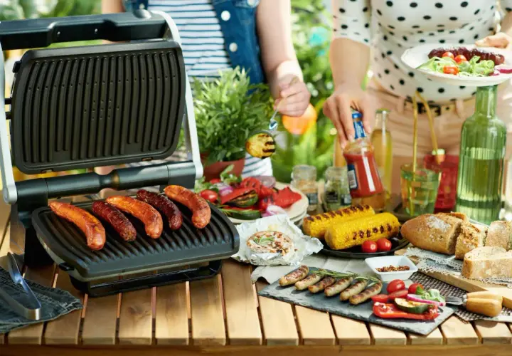 Grill na balkonie w bloku? Sprawdź, czy to legalne i uniknij mandatu!