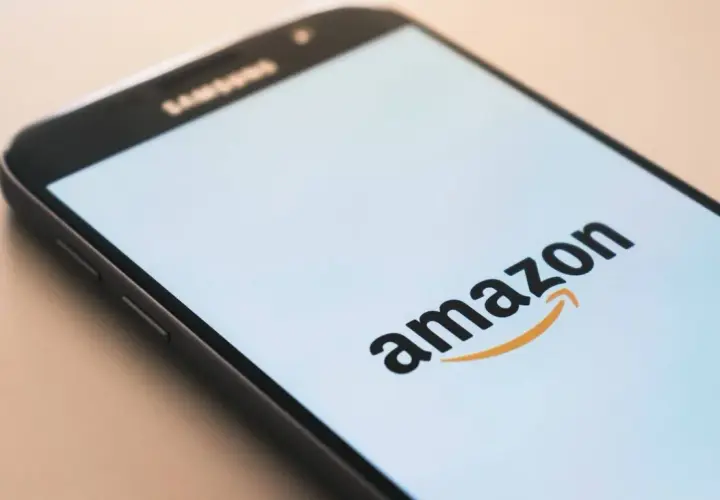 Smartfon z logo Amazon. Zastanawiasz się, sns co to? To platforma, która ułatwia zakupy.